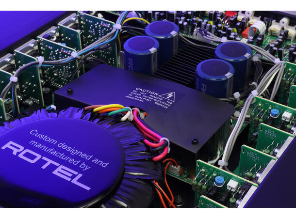 Rotel C8+ Multikanalseffektforsterker med DAC