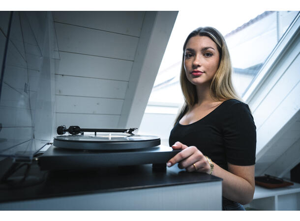 Pro-Ject Colourful Audio System E - sort Alt-i-ett komplett stereoanlegg