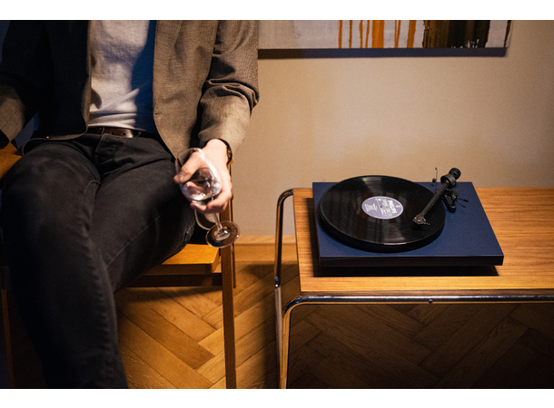Pro-Ject Debut Carbon EVO - blå B-VARE Ortofon 2M Red pickup