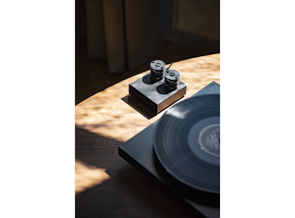 Pro-Ject Debut Carbon EVO - blå B-VARE Ortofon 2M Red pickup