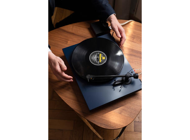 Pro-Ject Debut Carbon EVO - blå B-VARE Ortofon 2M Red pickup