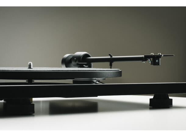 Pro-Ject E1.2 BT - sort piano Platespiller med RIAA og Bluetooth 