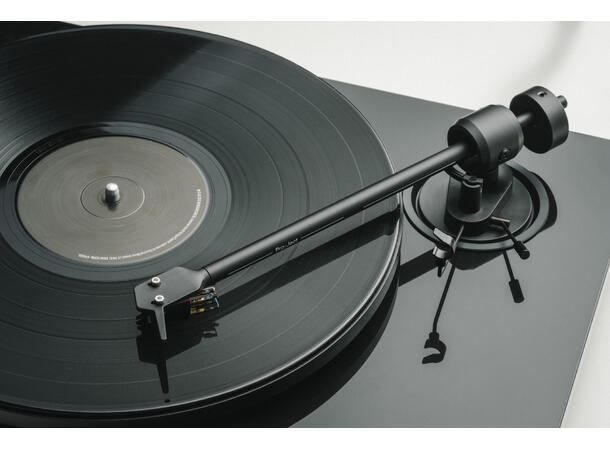 Pro-Ject E1.2 BT - sort piano Platespiller med RIAA og Bluetooth 