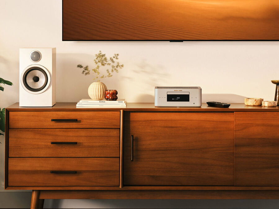 Marantz MCR 60n i Champagne Gold på en skjenk