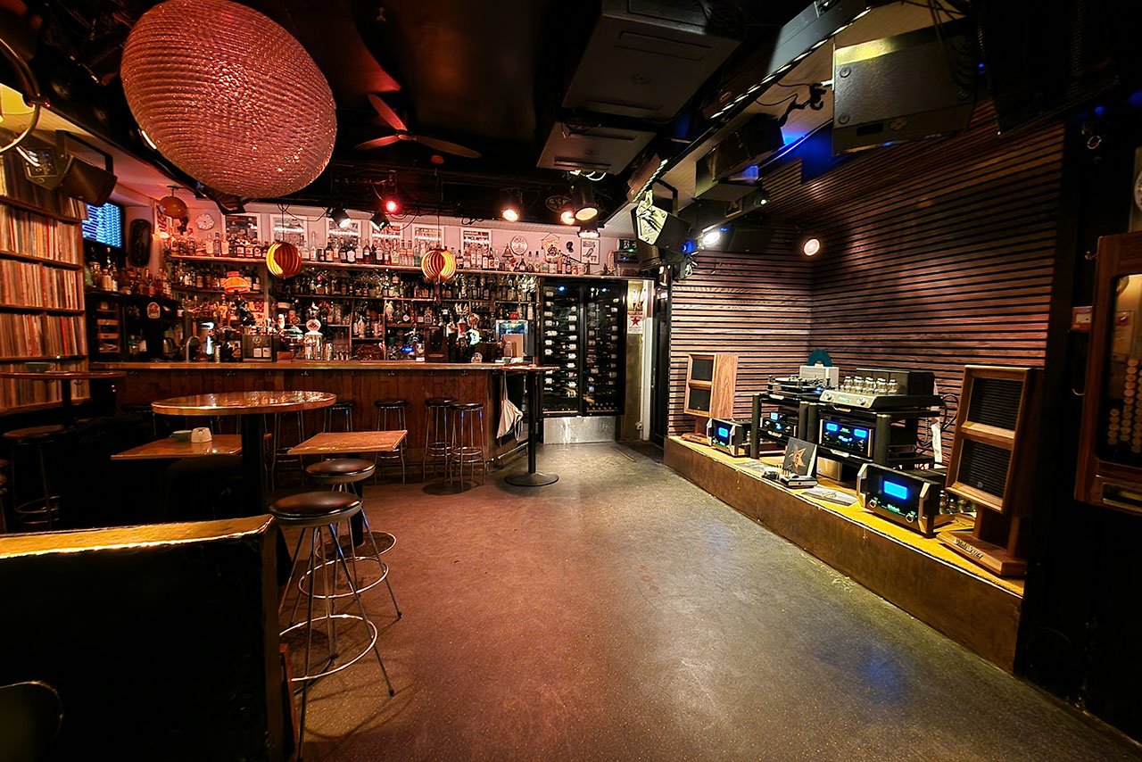 McIntosh lytteanlegg på scenen i Bar Moskus