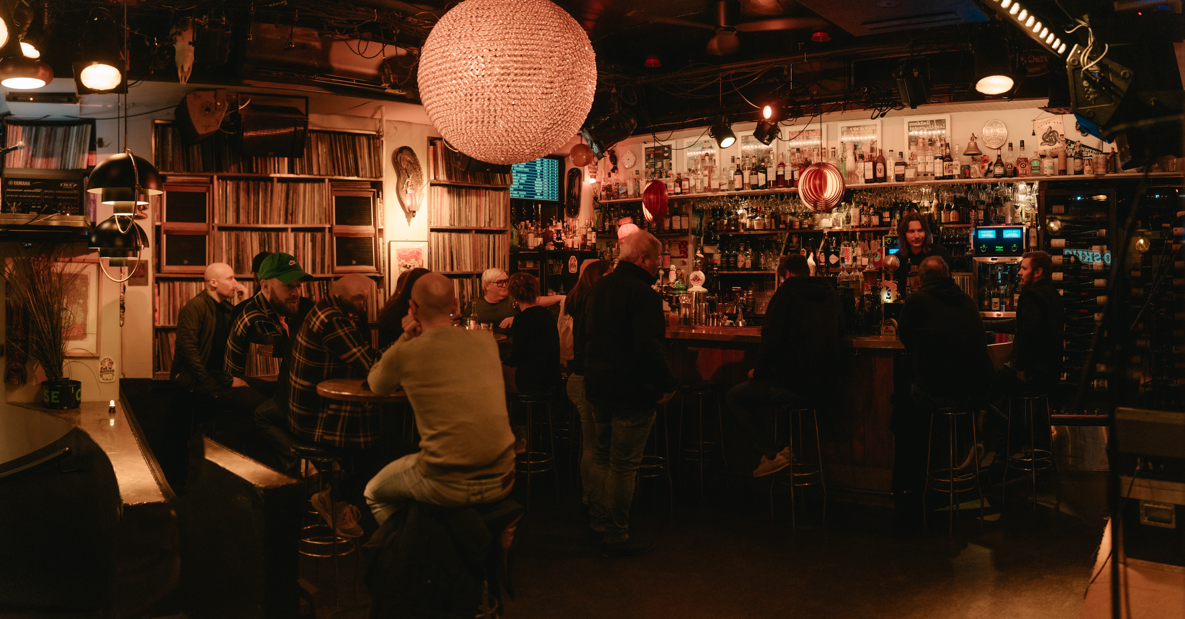 Bar Moskus oversikt med McIntosh-anlegg og publikum