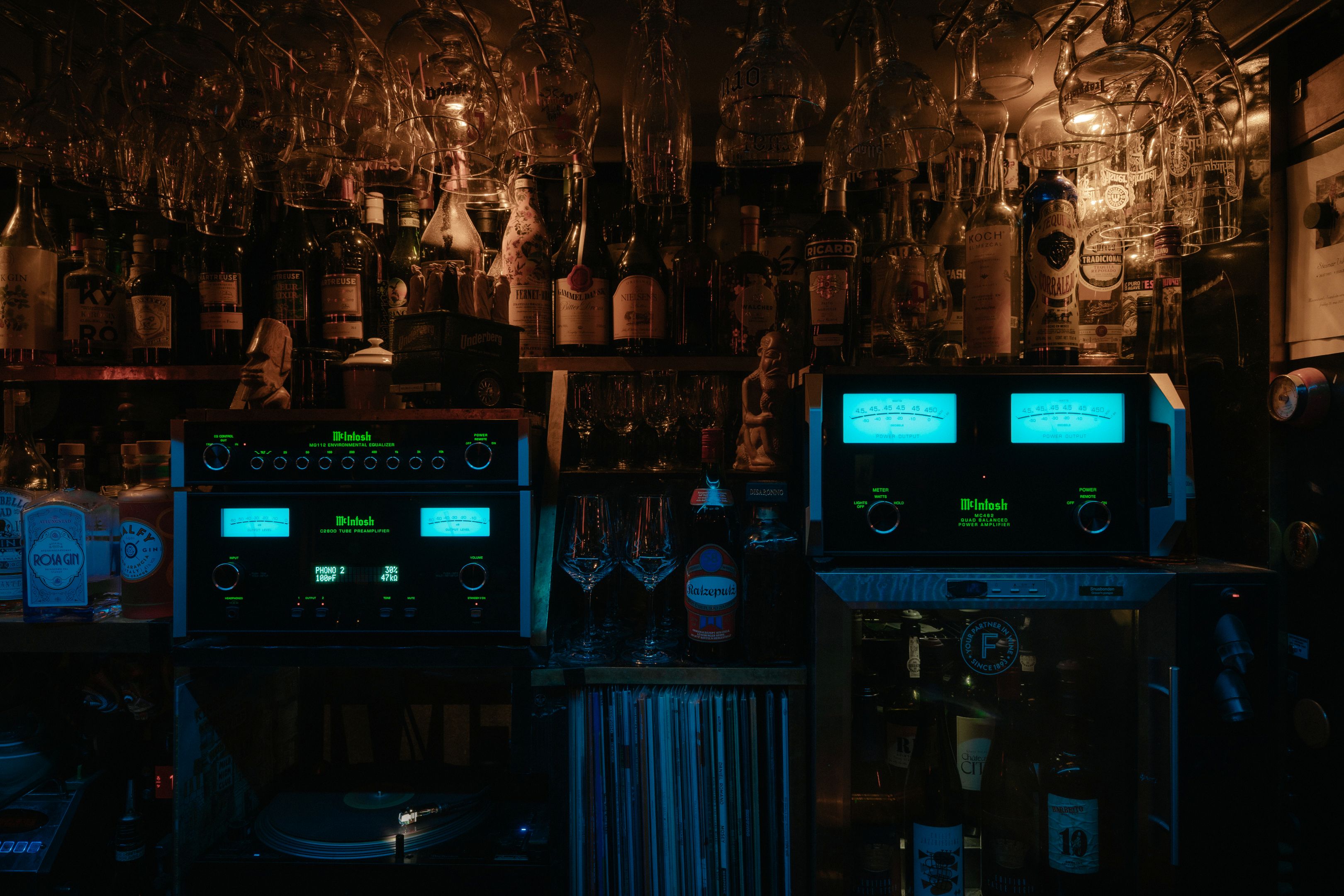 McIntosh-systemet integrert bak bardisken på Bar Moskus med blå wattmetere og vinyl