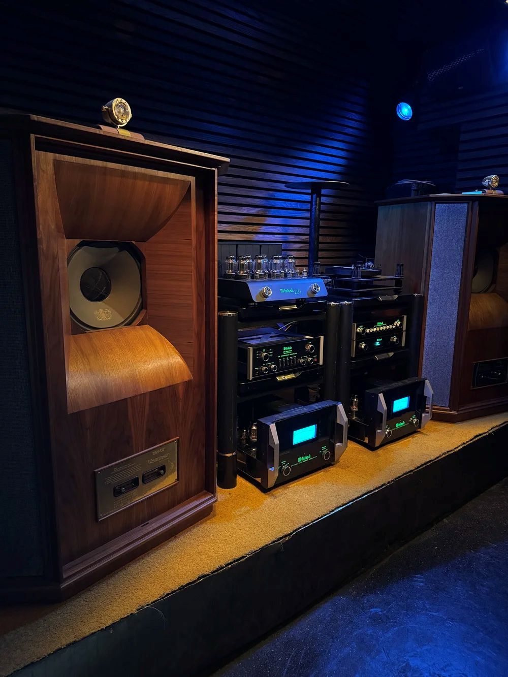 McIntosh lytteoppsett med Tannoy-høyttalere på scenen i Bar Moskus