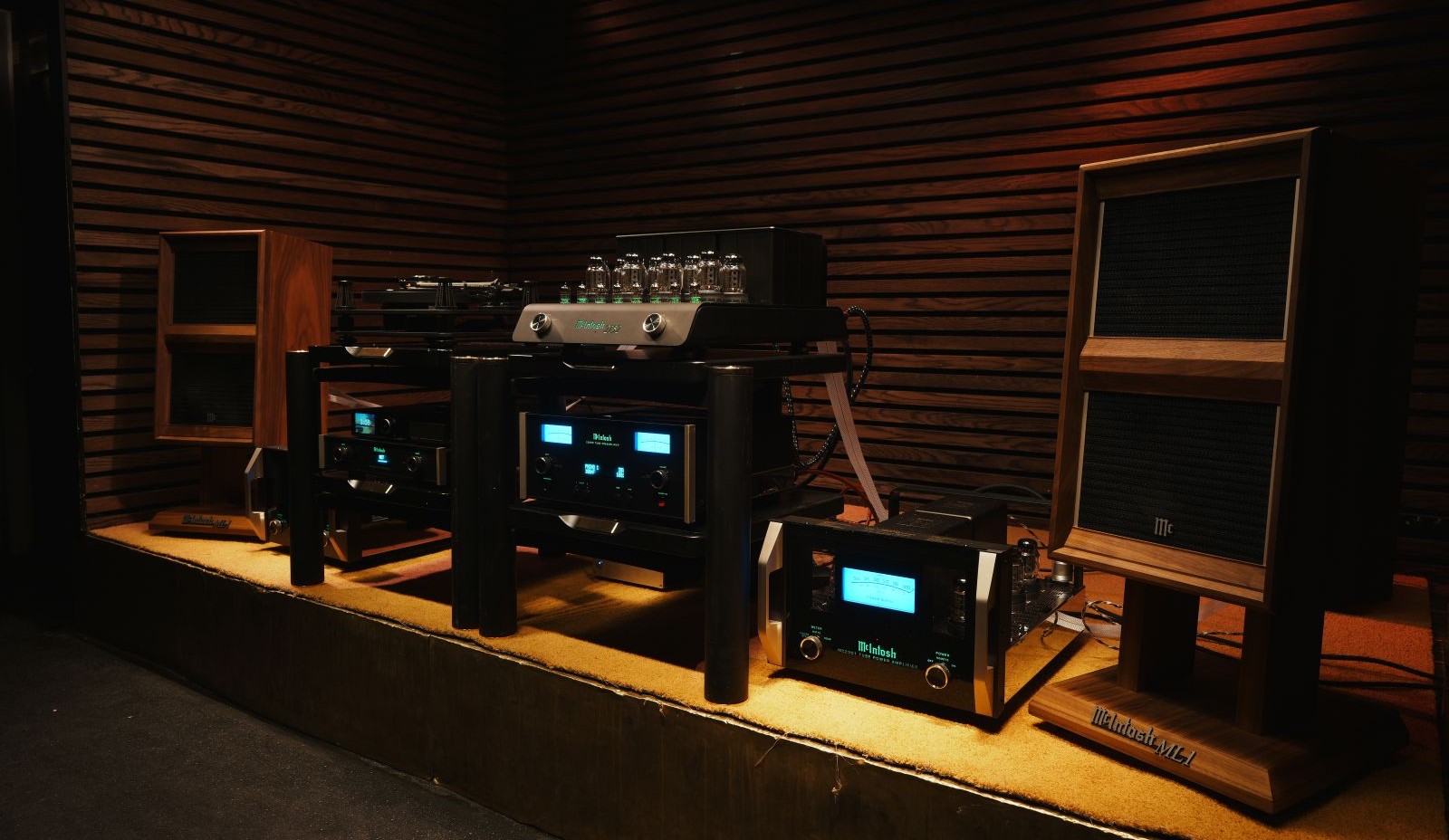 McIntosh lytteanlegg på scenen i Bar Moskus