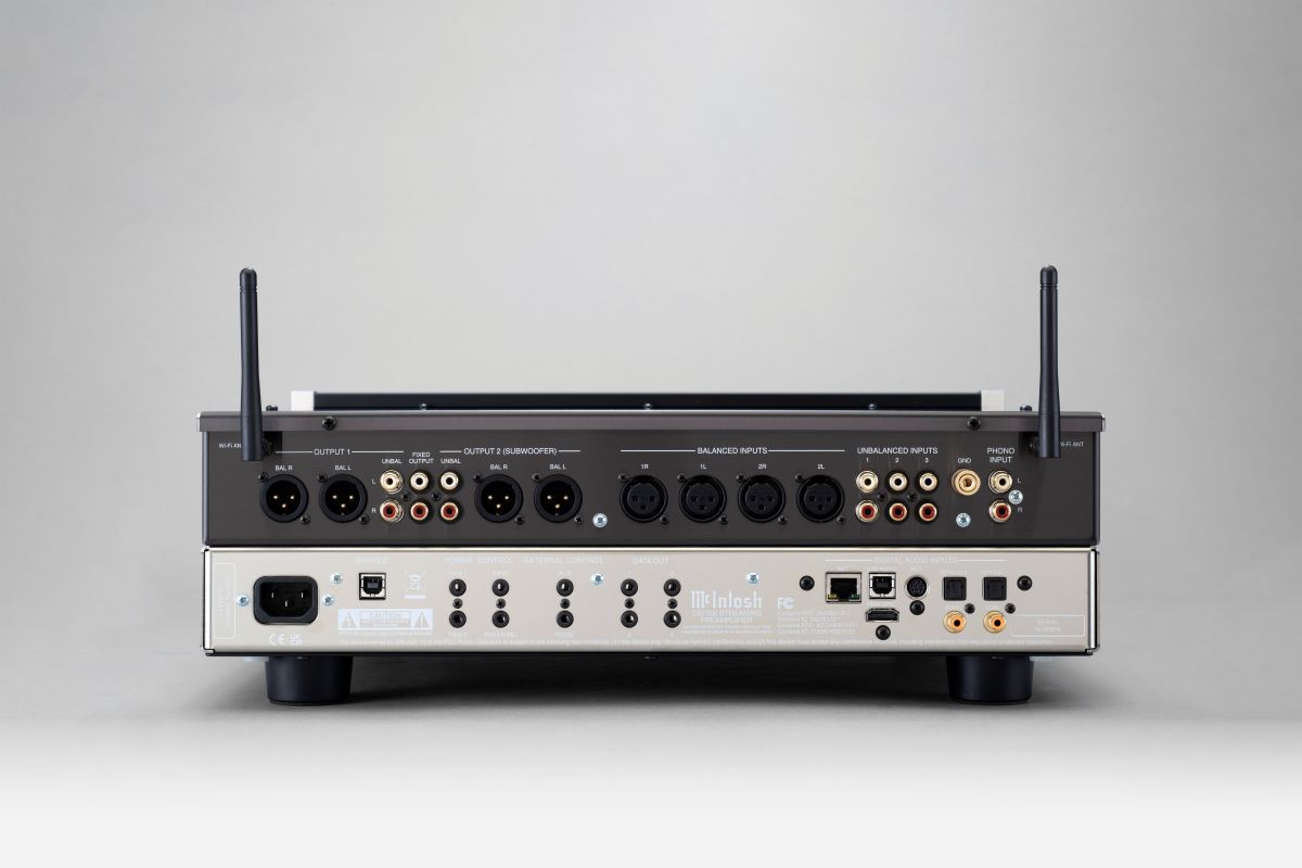 Tilkoblinger på baksiden av McIntosh CS7500