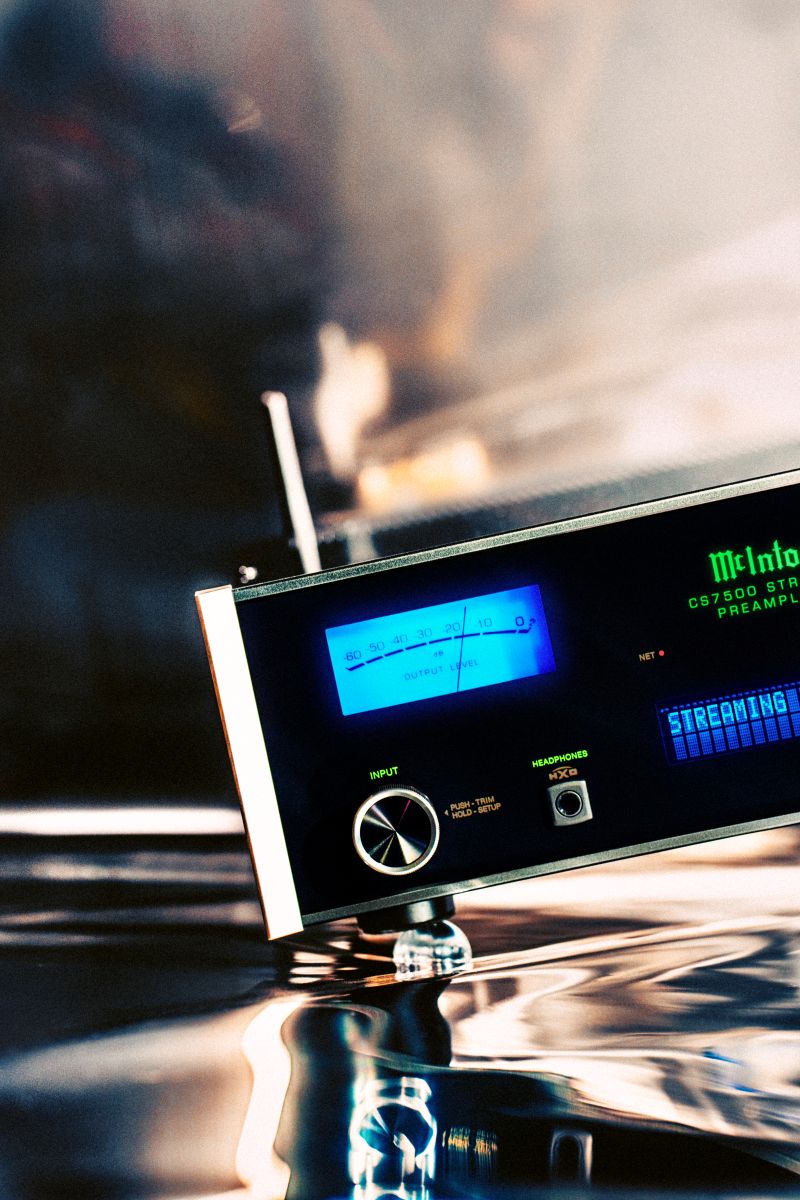 Display og frontpanel på McIntosh CS7500
