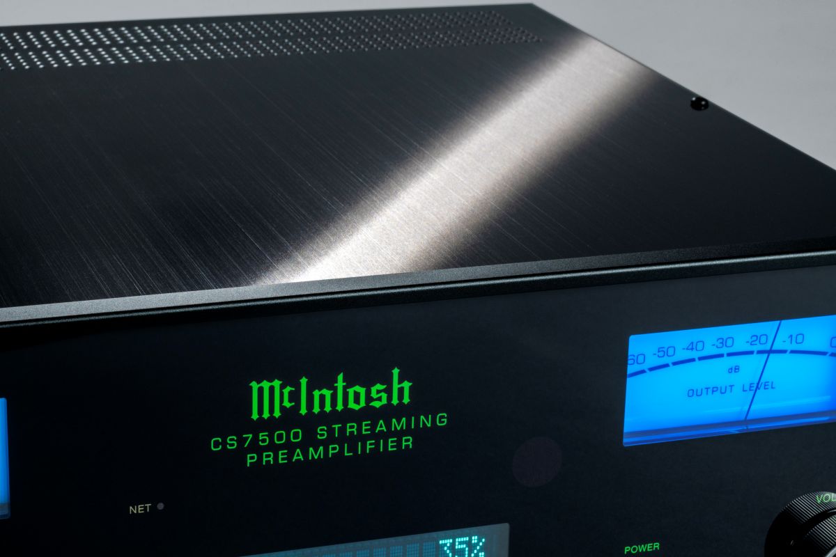 Børstet sort titanium-rustfritt stål på McIntosh CS7500