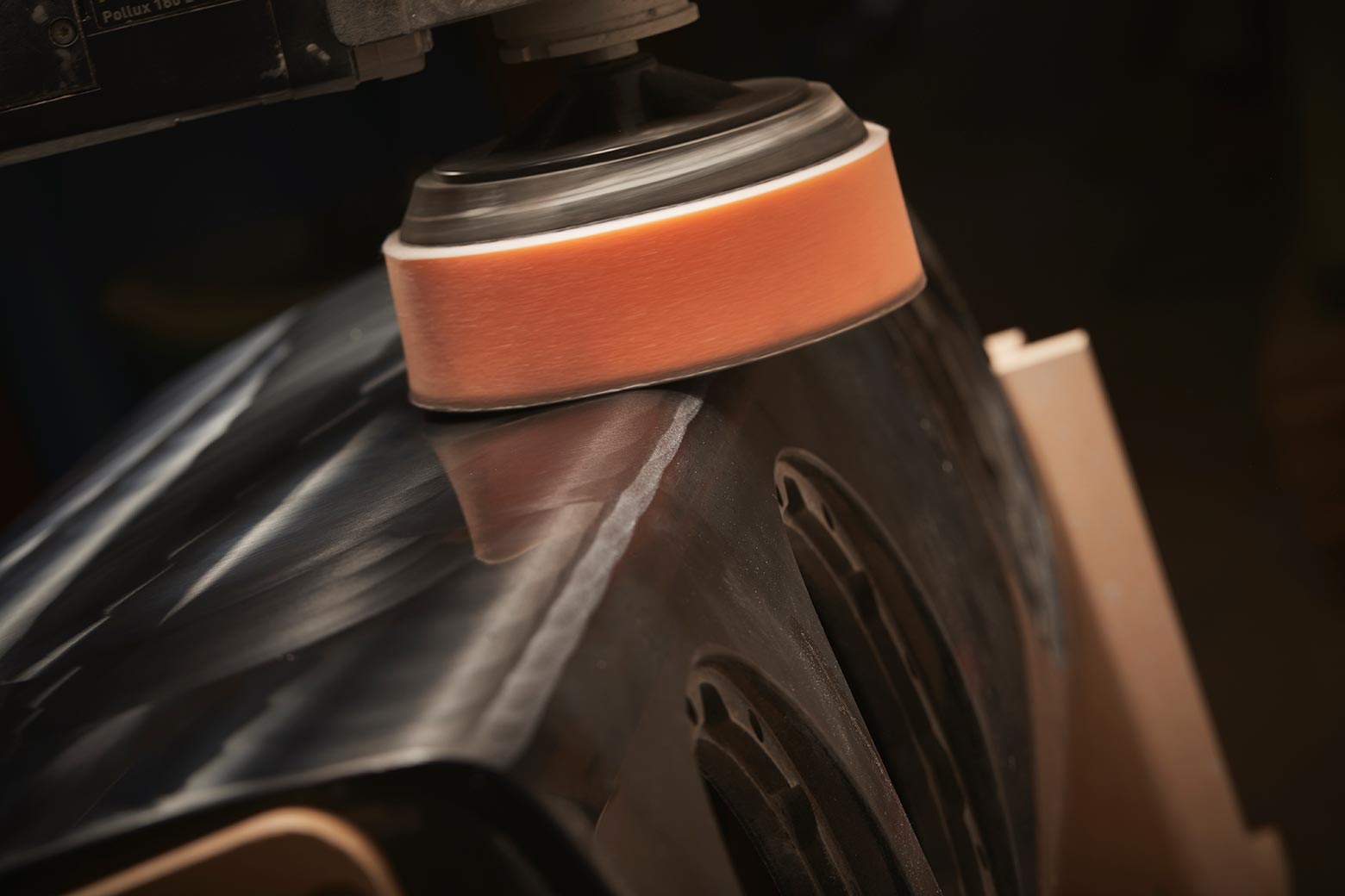 Polering av McIntosh XRT1.1K kabinett