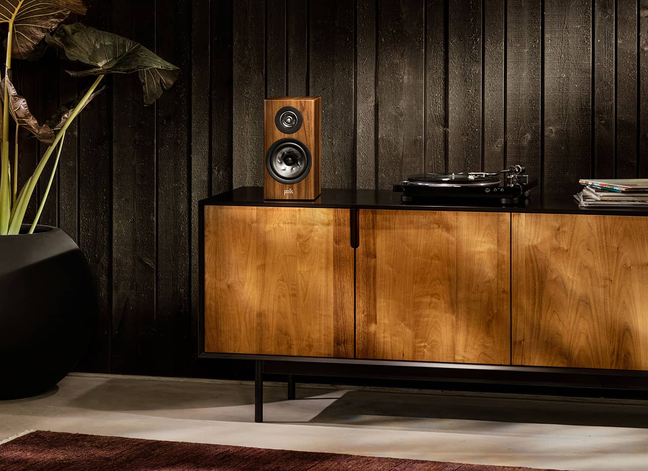 Polk Reserve R100 i et interiør
