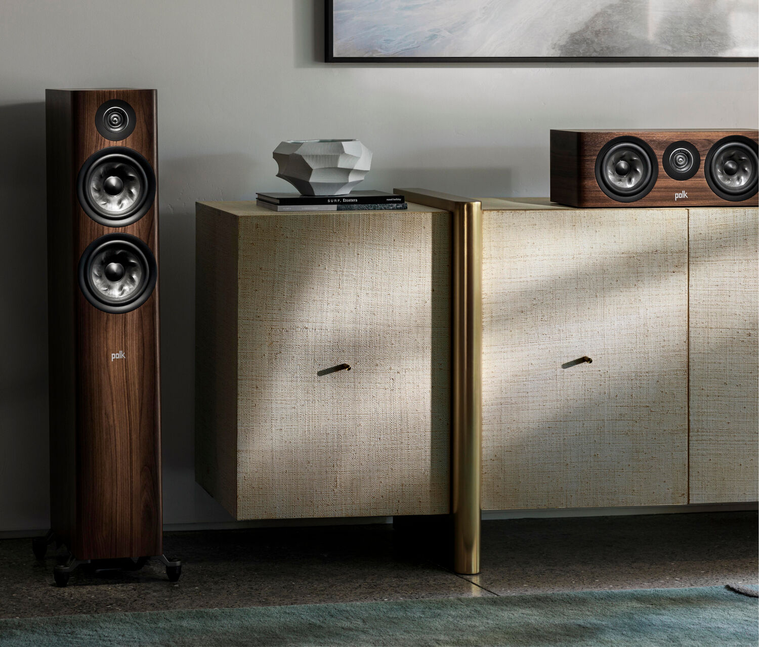 Polk Reserve R300 i valnøttfinish i et interiør