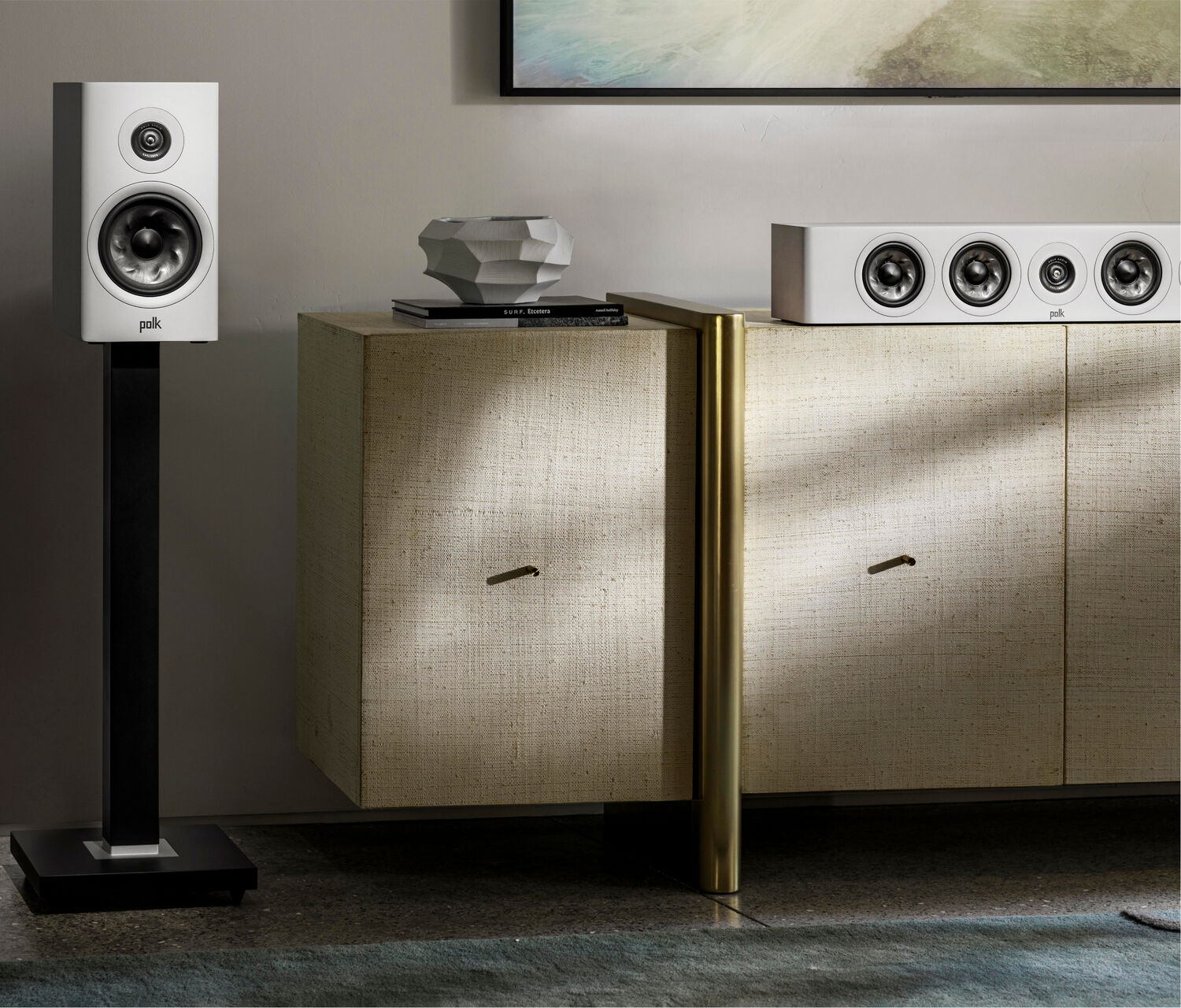 Polk Reserve R350 i hvit finish i et interiør