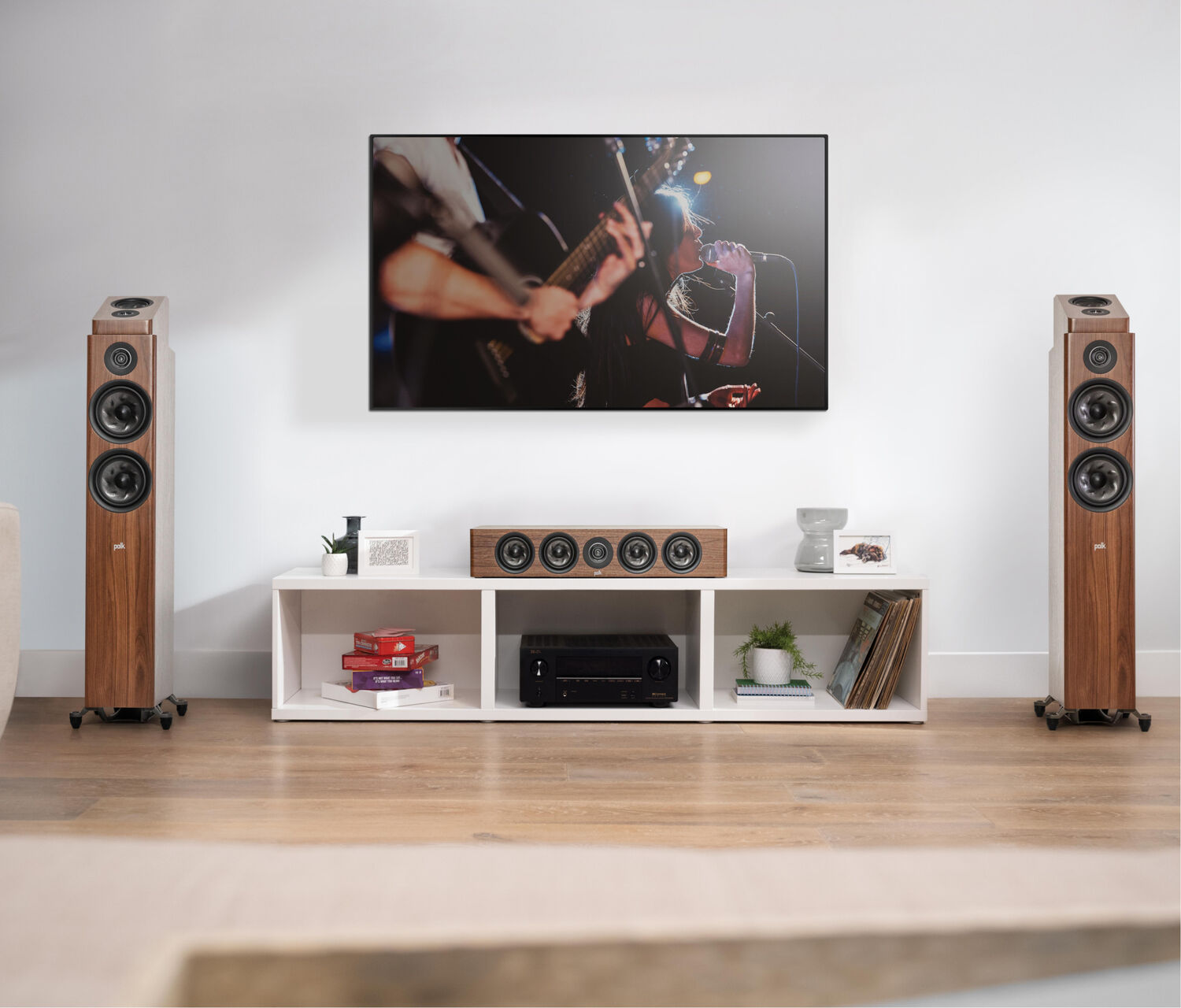 Polk Reserve R900 i valnøttfinish i et hjemmekinoanlegg