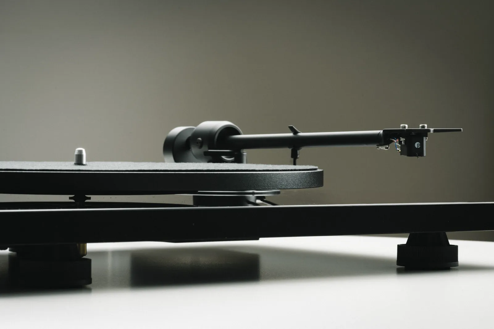 Sideprofil av tallerken og tonearm