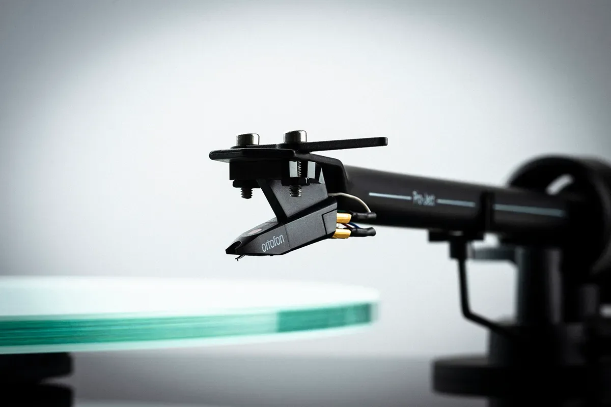 Ortofon OM10-pickup på tonearmen til T1 EVO