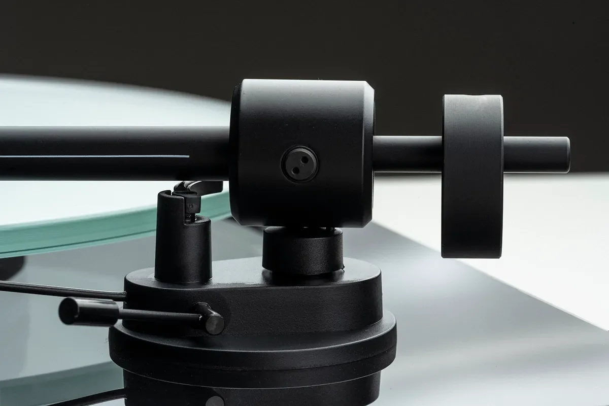 Detalj av tonearmens lager og motvekt på T1 EVO