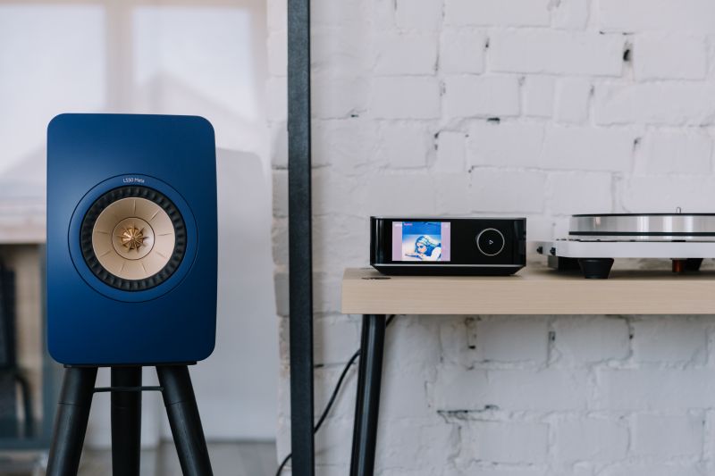 WiiM Amp Ultra – front og høyttalere i stue